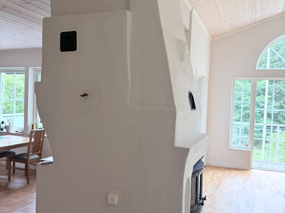 Eldstad och omgivande väggar efter målning med diffusionsöppen kalkfärg