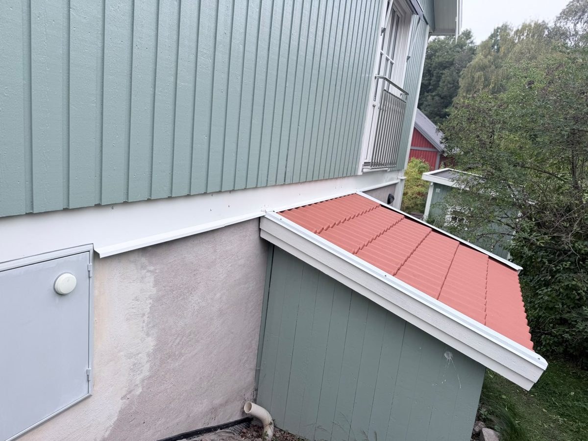 Villa efter syll-, plåt-, panel- och putsarbeten längs fasaden