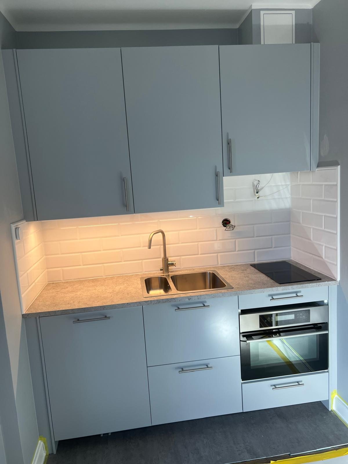 Platsbyggd loftlösning och kompakt kök – projektbild 3