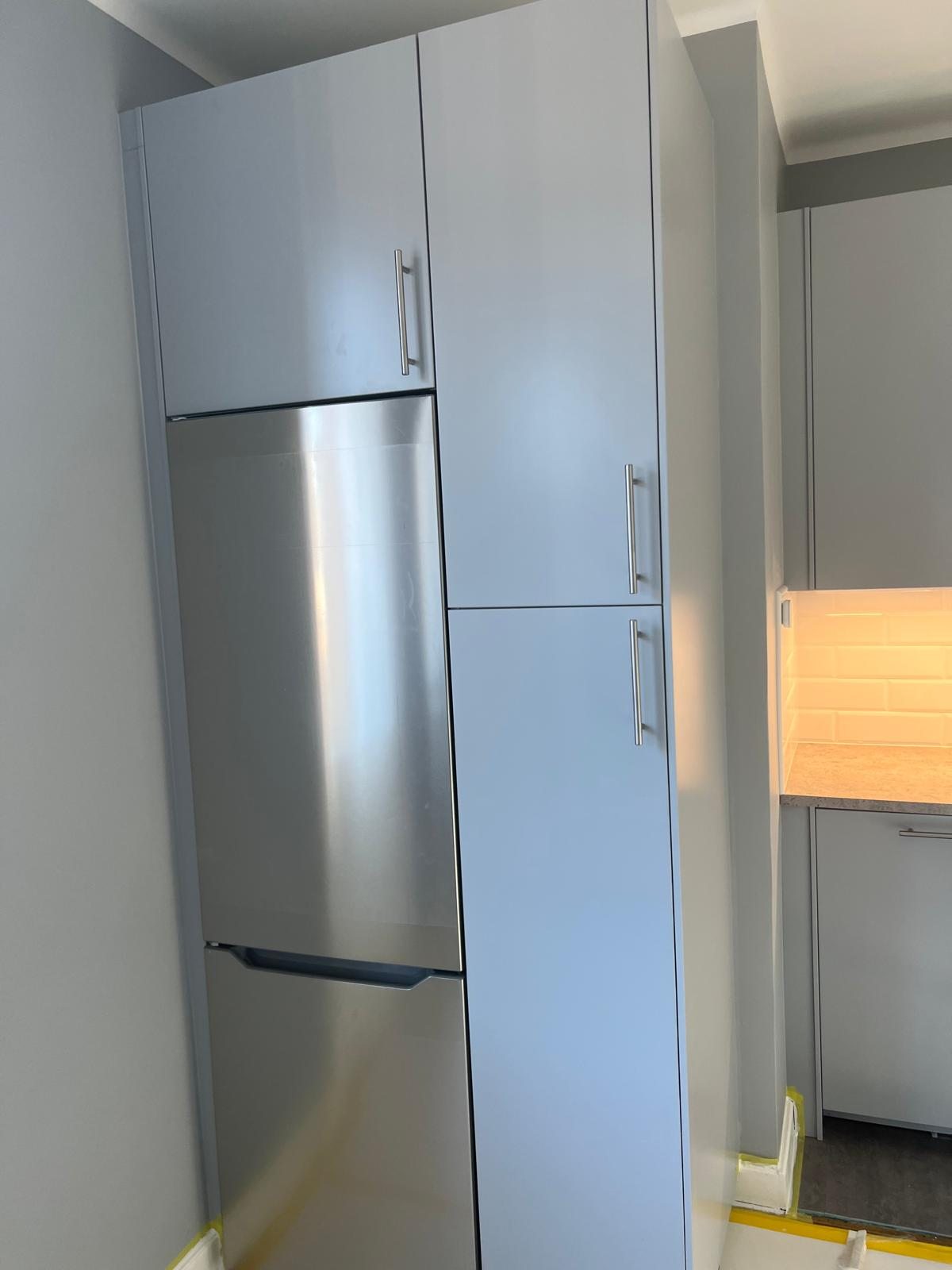 Platsbyggd loftlösning och kompakt kök – projektbild 6
