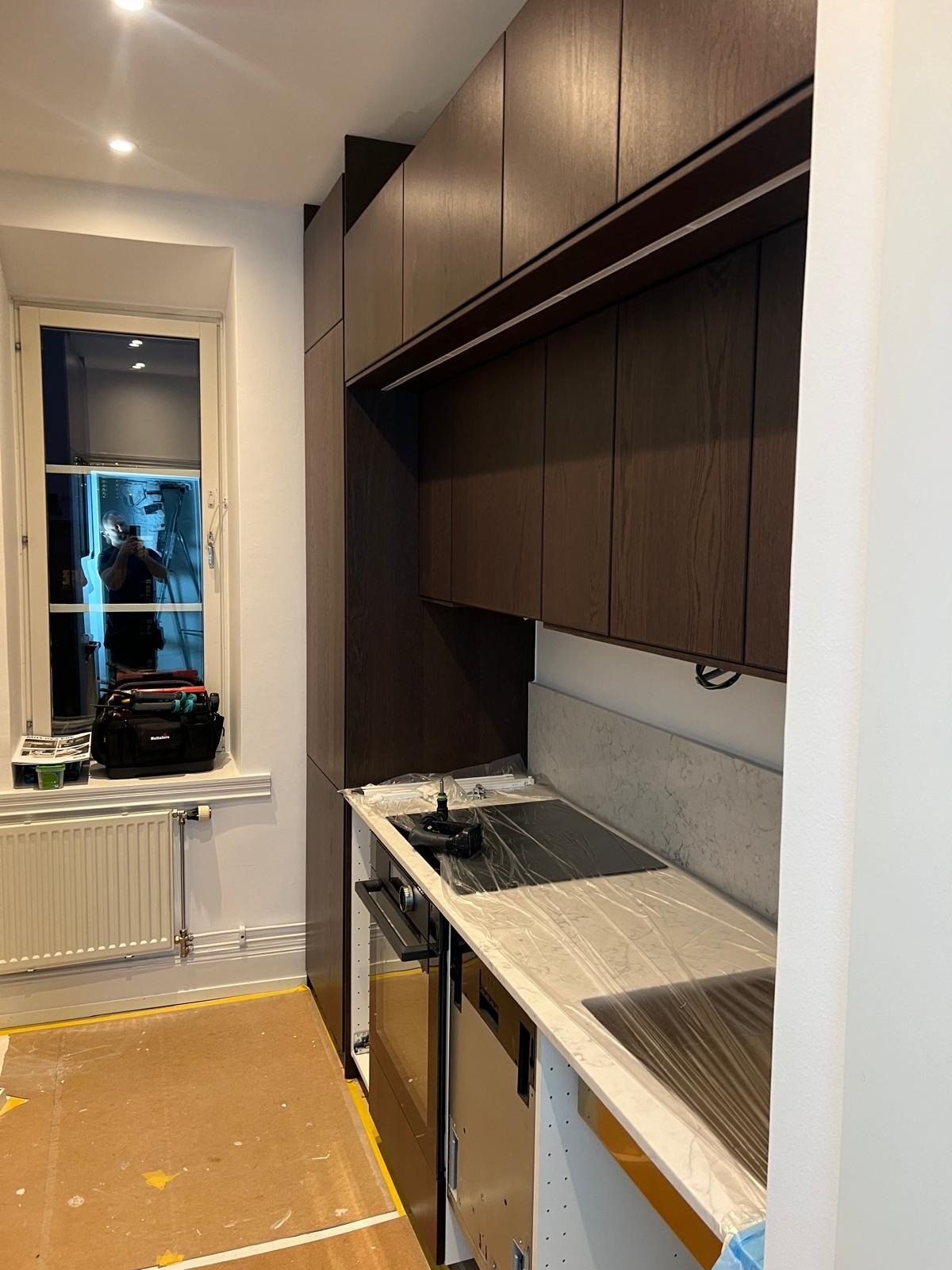 Kök i mörkbetsad ek och ljus sten – projektbild 2